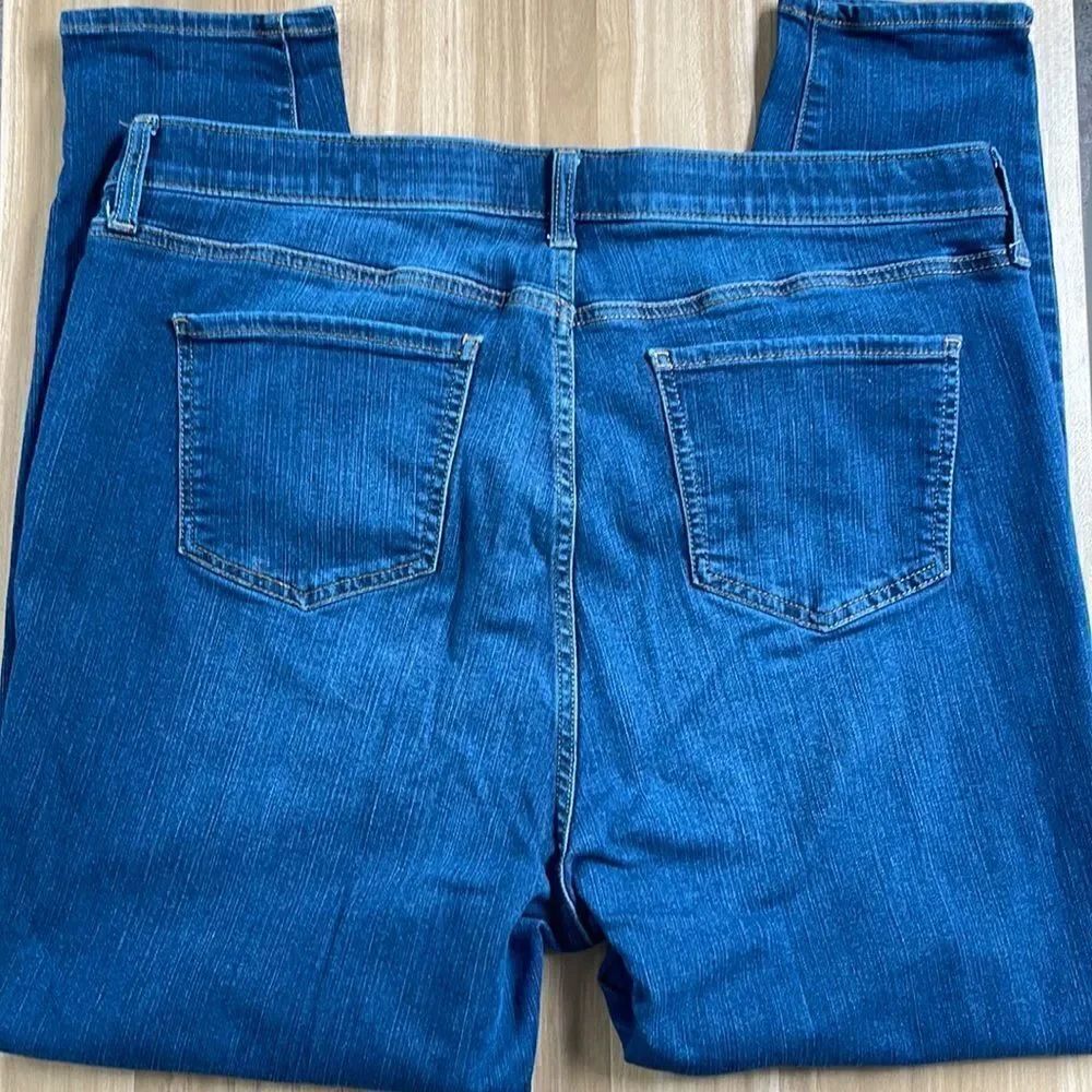 Torrid premium sky high skinny jeans.  Size 18R.
